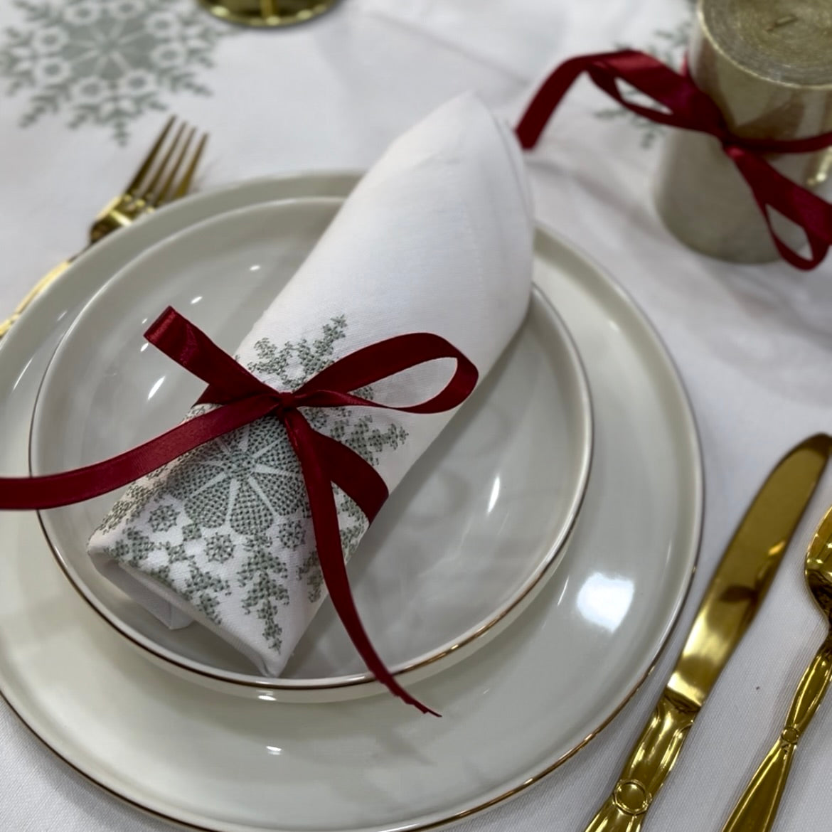 Nappe "Layali" brodée (Vert sauge)